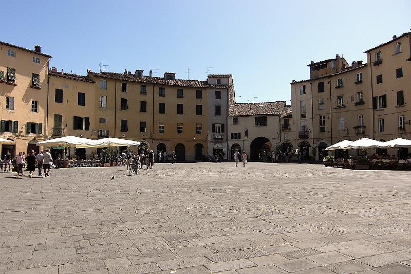 10 Lucca - piazza dell'anfiteatro.JPG